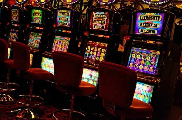 Live dealer at pakde Fish Hunter table with professional studio setup